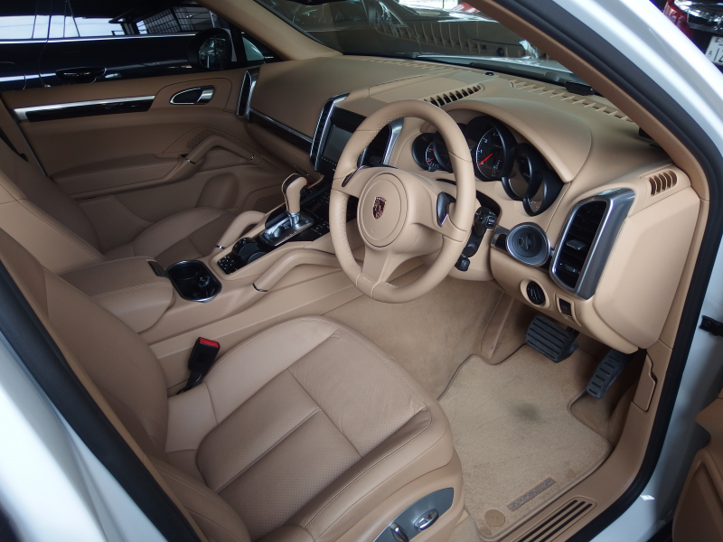 ポルシェ&nbsp;カイエン&nbsp;ワンオーナー　正規ディーラー車　右ハンドル　ベージュレザー&nbsp;中古車