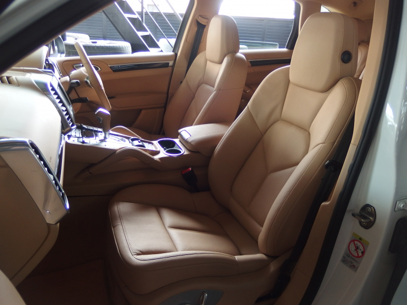 ポルシェ&nbsp;カイエン&nbsp;ワンオーナー　正規ディーラー車　右ハンドル　ベージュレザー&nbsp;中古車