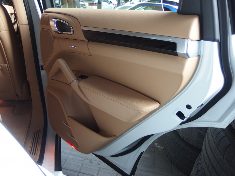 ポルシェ&nbsp;カイエン&nbsp;ワンオーナー　正規ディーラー車　右ハンドル　ベージュレザー&nbsp;中古車