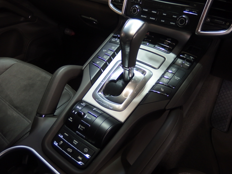 ポルシェ カイエン GTS スポーツクロノパッケージ　正規ディーラー車　アダプティブクルーズコントロール　右ハンドル　スポーツエキゾースト　LEDヘッドライト 中古車