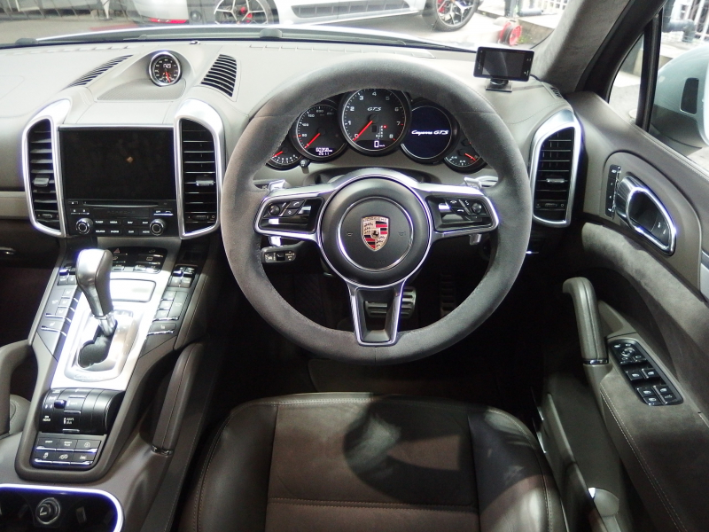 ポルシェ カイエン GTS スポーツクロノパッケージ　正規ディーラー車　アダプティブクルーズコントロール　右ハンドル　スポーツエキゾースト　LEDヘッドライト 中古車