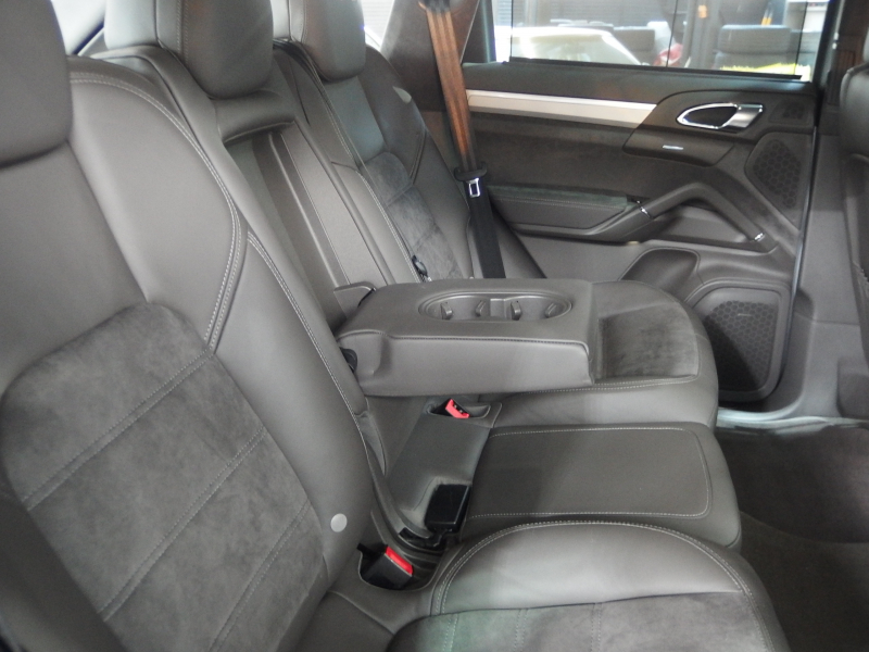 ポルシェ カイエン GTS スポーツクロノパッケージ　正規ディーラー車　アダプティブクルーズコントロール　右ハンドル　スポーツエキゾースト　LEDヘッドライト 中古車