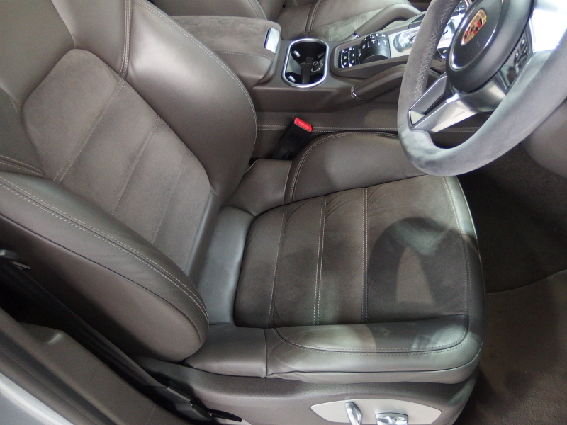 ポルシェ カイエン GTS スポーツクロノパッケージ　正規ディーラー車　アダプティブクルーズコントロール　右ハンドル　スポーツエキゾースト　LEDヘッドライト 中古車