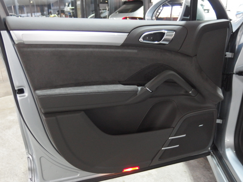 ポルシェ カイエン GTS スポーツクロノパッケージ　正規ディーラー車　アダプティブクルーズコントロール　右ハンドル　スポーツエキゾースト　LEDヘッドライト 中古車