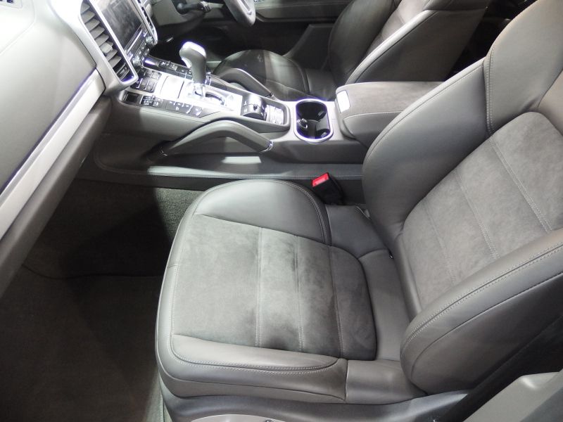 ポルシェ カイエン GTS スポーツクロノパッケージ　正規ディーラー車　アダプティブクルーズコントロール　右ハンドル　スポーツエキゾースト　LEDヘッドライト 中古車