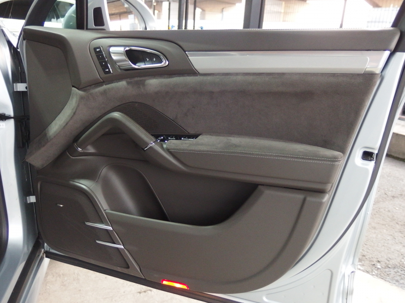 ポルシェ カイエン GTS スポーツクロノパッケージ　正規ディーラー車　アダプティブクルーズコントロール　右ハンドル　スポーツエキゾースト　LEDヘッドライト 中古車