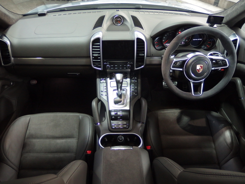 ポルシェ カイエン GTS スポーツクロノパッケージ　正規ディーラー車　アダプティブクルーズコントロール　右ハンドル　スポーツエキゾースト　LEDヘッドライト 中古車