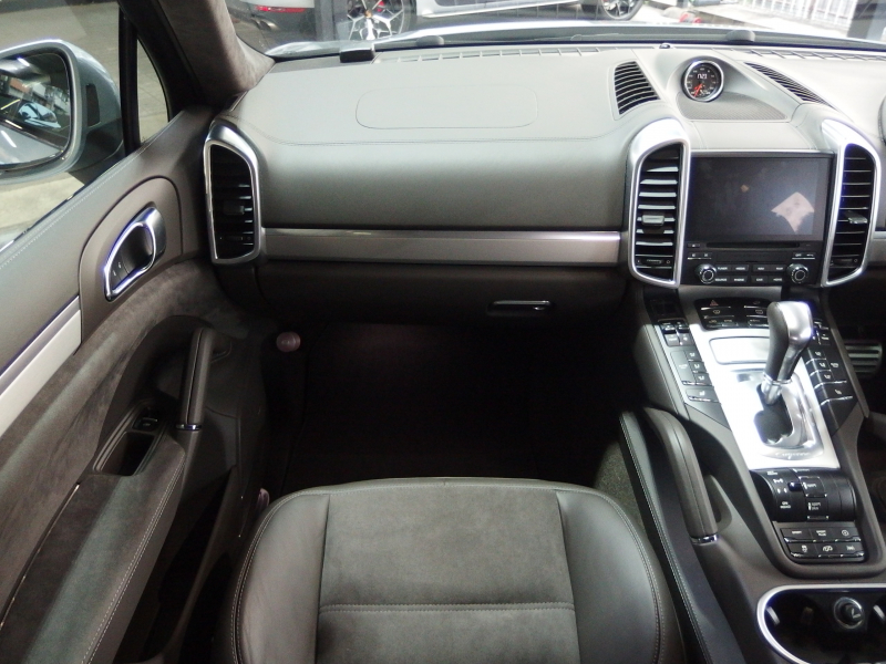 ポルシェ カイエン GTS スポーツクロノパッケージ　正規ディーラー車　アダプティブクルーズコントロール　右ハンドル　スポーツエキゾースト　LEDヘッドライト 中古車