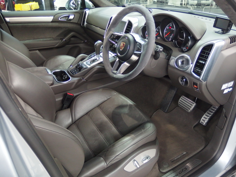 ポルシェ カイエン GTS スポーツクロノパッケージ　正規ディーラー車　アダプティブクルーズコントロール　右ハンドル　スポーツエキゾースト　LEDヘッドライト 中古車