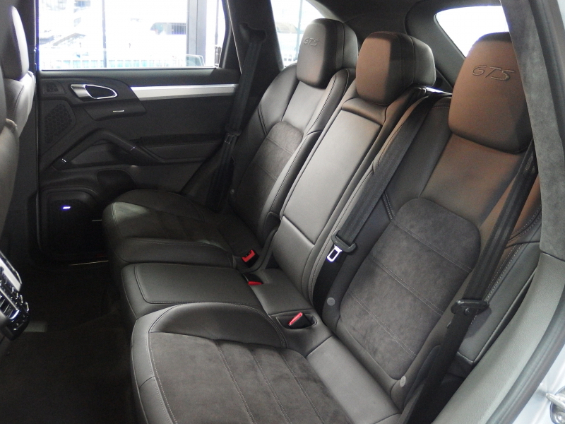 ポルシェ カイエン GTS スポーツクロノパッケージ　正規ディーラー車　アダプティブクルーズコントロール　右ハンドル　スポーツエキゾースト　LEDヘッドライト 中古車