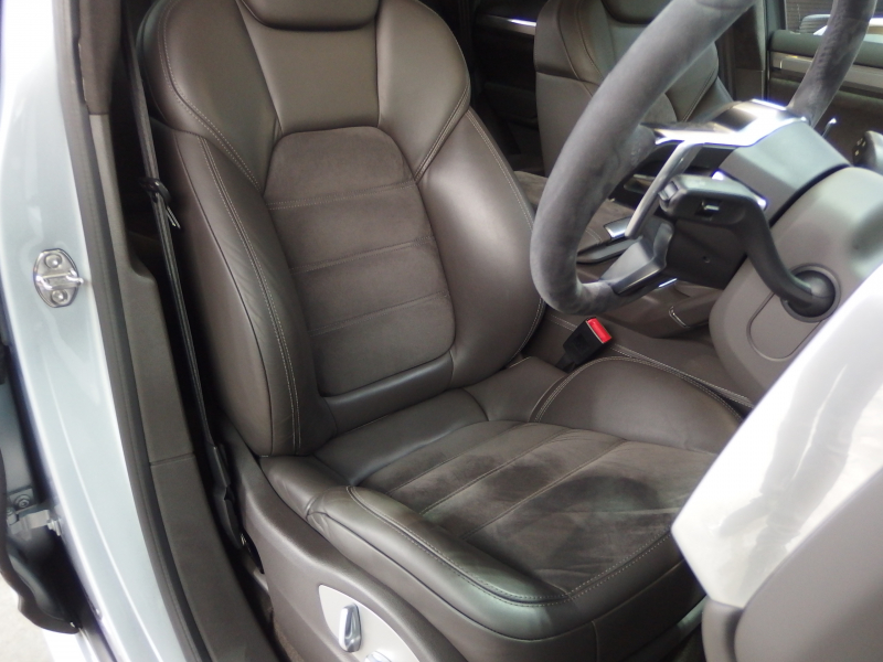 ポルシェ カイエン GTS スポーツクロノパッケージ　正規ディーラー車　アダプティブクルーズコントロール　右ハンドル　スポーツエキゾースト　LEDヘッドライト 中古車