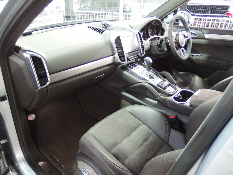 ポルシェ カイエン GTS スポーツクロノパッケージ　正規ディーラー車　アダプティブクルーズコントロール　右ハンドル　スポーツエキゾースト　LEDヘッドライト 中古車