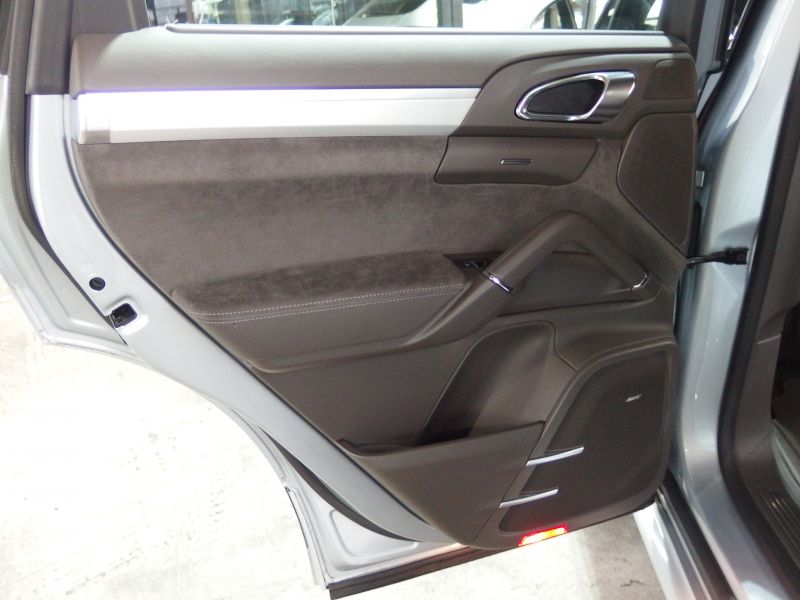 ポルシェ カイエン GTS スポーツクロノパッケージ　正規ディーラー車　アダプティブクルーズコントロール　右ハンドル　スポーツエキゾースト　LEDヘッドライト 中古車