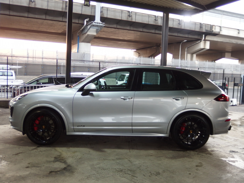 ポルシェ カイエン GTS スポーツクロノパッケージ　正規ディーラー車　アダプティブクルーズコントロール　右ハンドル　スポーツエキゾースト　LEDヘッドライト 中古車