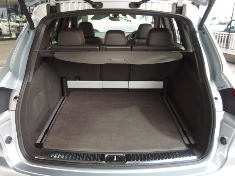 ポルシェ カイエン GTS スポーツクロノパッケージ　正規ディーラー車　アダプティブクルーズコントロール　右ハンドル　スポーツエキゾースト　LEDヘッドライト 中古車