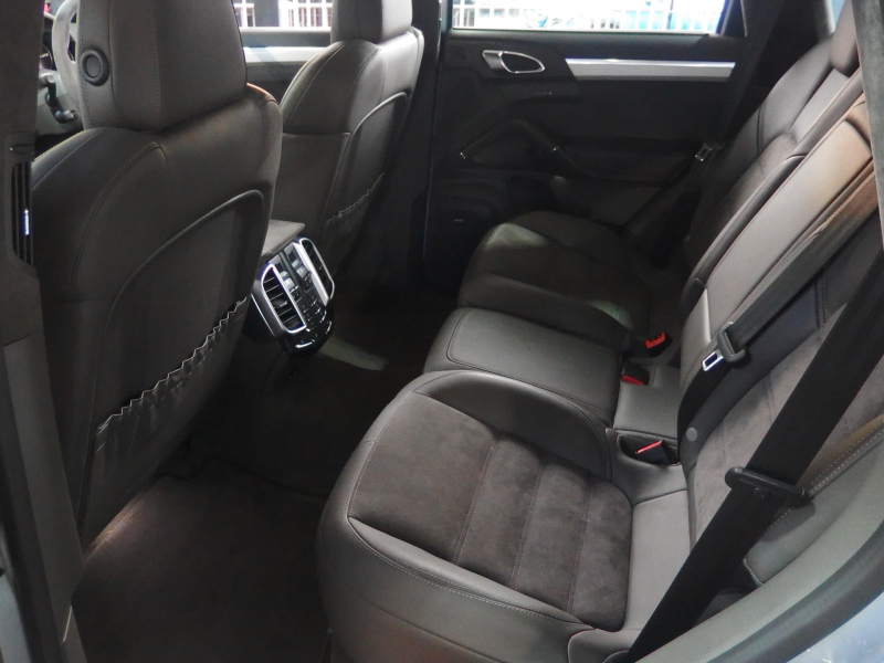 ポルシェ カイエン GTS スポーツクロノパッケージ　正規ディーラー車　アダプティブクルーズコントロール　右ハンドル　スポーツエキゾースト　LEDヘッドライト 中古車