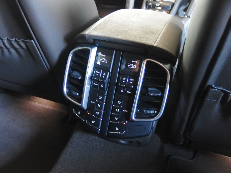 ポルシェ カイエン GTS スポーツクロノパッケージ　正規ディーラー車　アダプティブクルーズコントロール　右ハンドル　スポーツエキゾースト　LEDヘッドライト 中古車