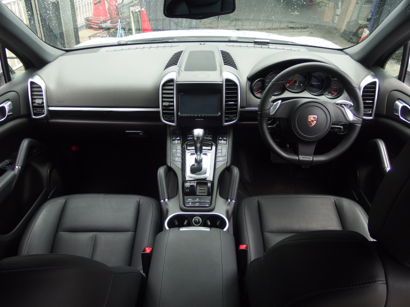 ポルシェ カイエン V6 正規ディーラー車　右ハンドル　レーンチェンジアシスト　シートヒーター  ブラックレザーシート　純正アルミ　純正ナビ・TV 中古車