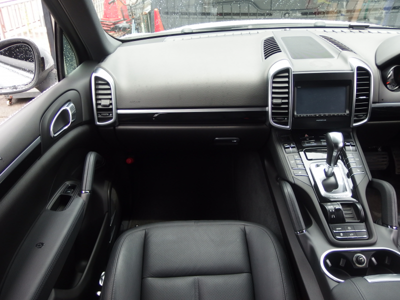 ポルシェ カイエン V6 正規ディーラー車　右ハンドル　レーンチェンジアシスト　シートヒーター  ブラックレザーシート　純正アルミ　純正ナビ・TV 中古車