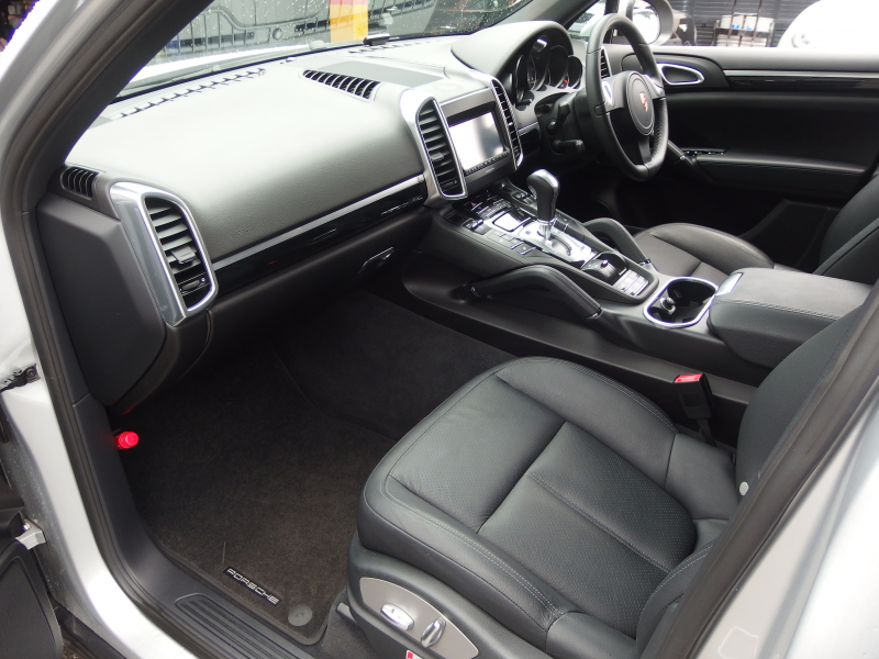 ポルシェ カイエン V6 正規ディーラー車　右ハンドル　レーンチェンジアシスト　シートヒーター  ブラックレザーシート　純正アルミ　純正ナビ・TV 中古車