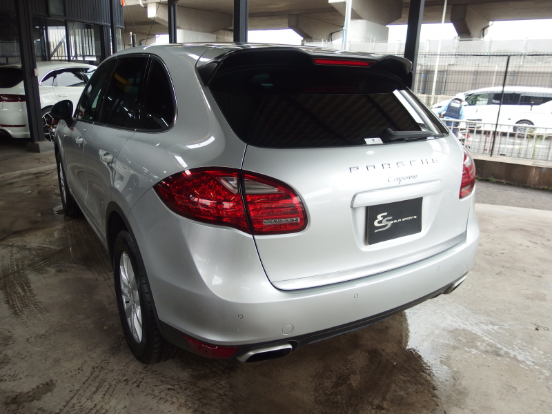 ポルシェ カイエン V6 正規ディーラー車　右ハンドル　レーンチェンジアシスト　シートヒーター  ブラックレザーシート　純正アルミ　純正ナビ・TV 中古車