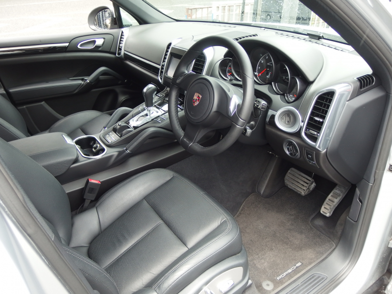 ポルシェ カイエン V6 正規ディーラー車　右ハンドル　レーンチェンジアシスト　シートヒーター  ブラックレザーシート　純正アルミ　純正ナビ・TV 中古車