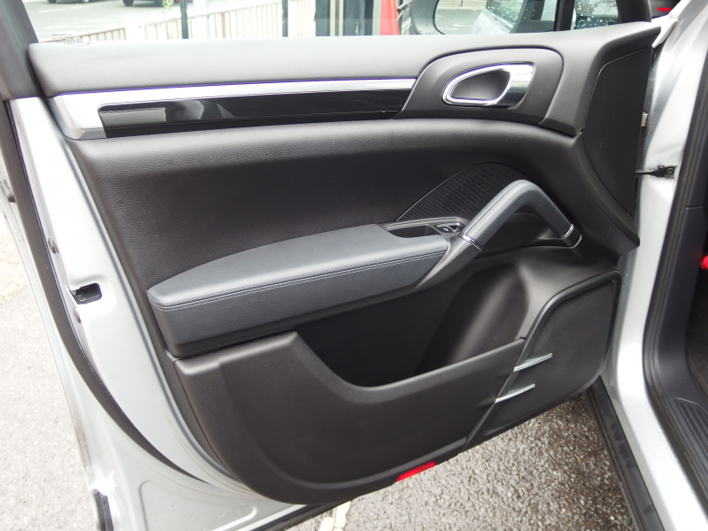 ポルシェ カイエン V6 正規ディーラー車　右ハンドル　レーンチェンジアシスト　シートヒーター  ブラックレザーシート　純正アルミ　純正ナビ・TV 中古車