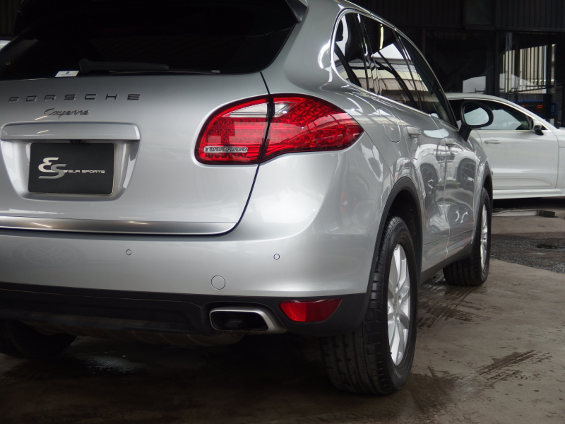 ポルシェ カイエン V6 正規ディーラー車　右ハンドル　レーンチェンジアシスト　シートヒーター  ブラックレザーシート　純正アルミ　純正ナビ・TV 中古車