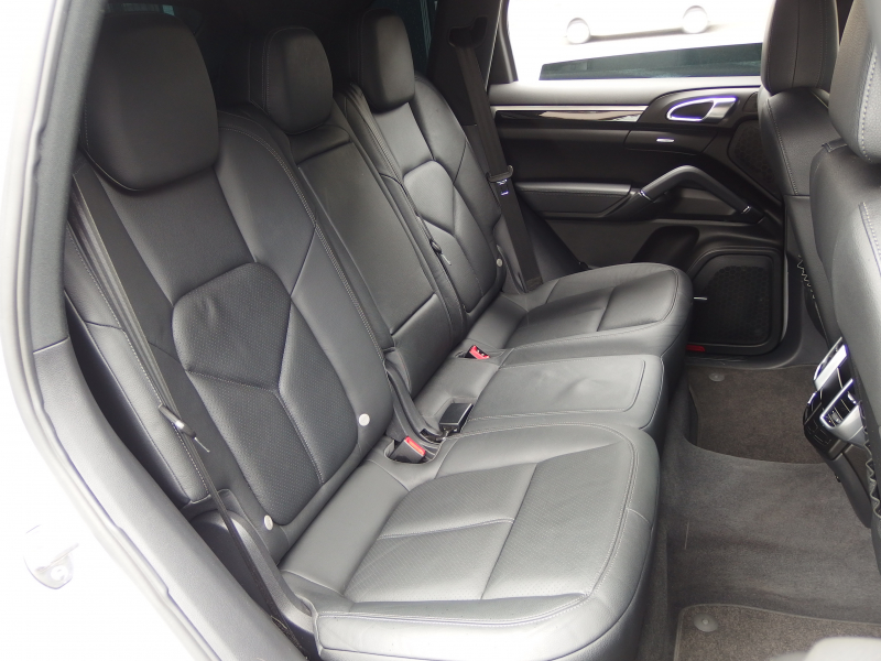 ポルシェ カイエン V6 正規ディーラー車　右ハンドル　レーンチェンジアシスト　シートヒーター  ブラックレザーシート　純正アルミ　純正ナビ・TV 中古車