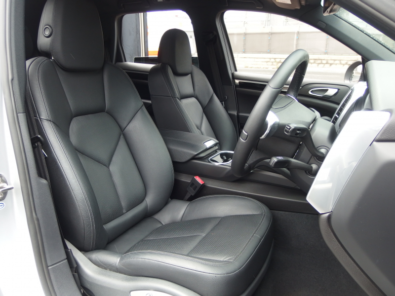 ポルシェ カイエン V6 正規ディーラー車　右ハンドル　レーンチェンジアシスト　シートヒーター  ブラックレザーシート　純正アルミ　純正ナビ・TV 中古車