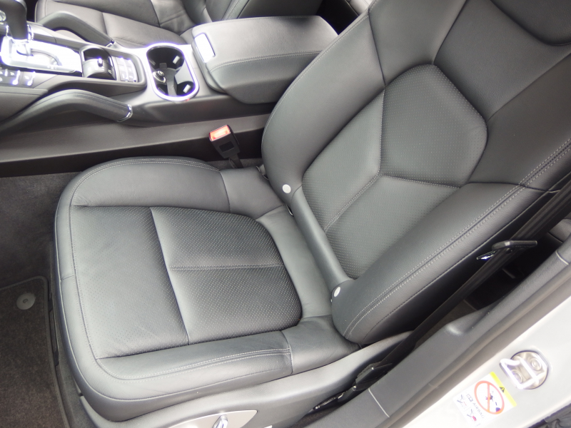 ポルシェ カイエン V6 正規ディーラー車　右ハンドル　レーンチェンジアシスト　シートヒーター  ブラックレザーシート　純正アルミ　純正ナビ・TV 中古車