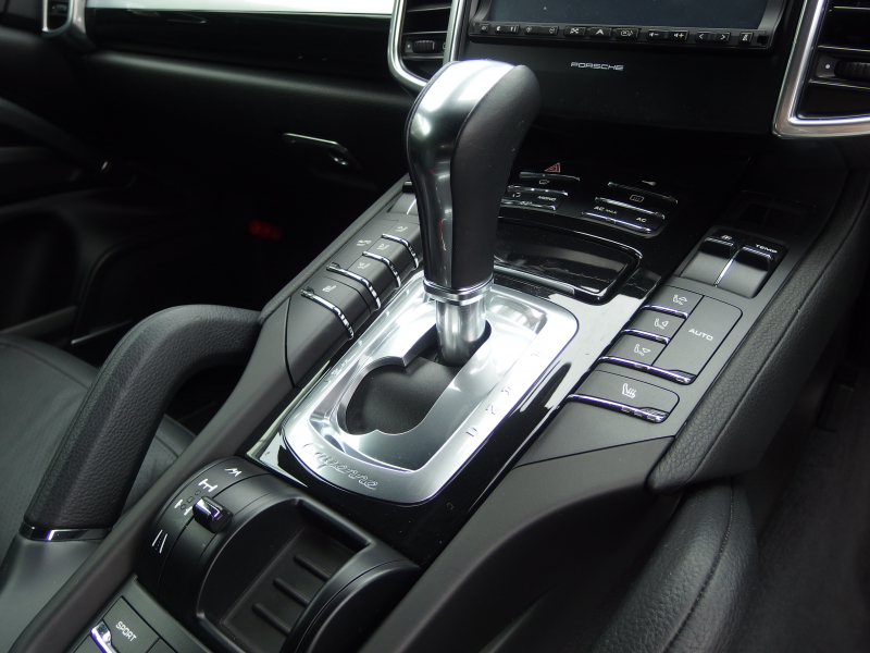 ポルシェ カイエン V6 正規ディーラー車　右ハンドル　レーンチェンジアシスト　シートヒーター  ブラックレザーシート　純正アルミ　純正ナビ・TV 中古車