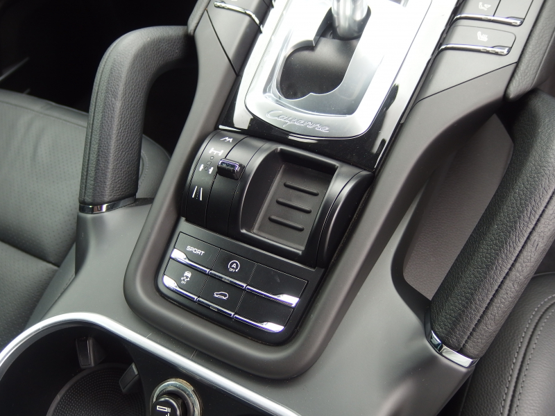 ポルシェ カイエン V6 正規ディーラー車　右ハンドル　レーンチェンジアシスト　シートヒーター  ブラックレザーシート　純正アルミ　純正ナビ・TV 中古車