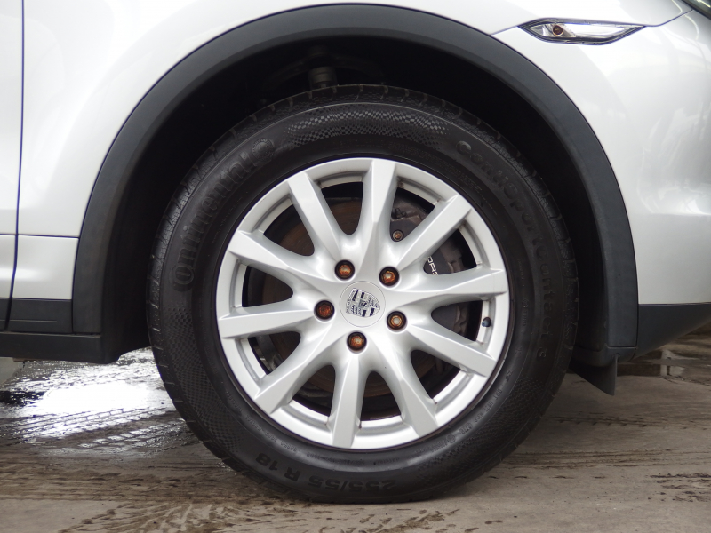 ポルシェ カイエン V6 正規ディーラー車　右ハンドル　レーンチェンジアシスト　シートヒーター  ブラックレザーシート　純正アルミ　純正ナビ・TV 中古車