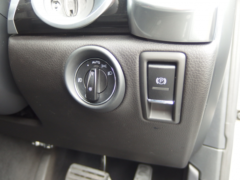 ポルシェ カイエン V6 正規ディーラー車　右ハンドル　レーンチェンジアシスト　シートヒーター  ブラックレザーシート　純正アルミ　純正ナビ・TV 中古車