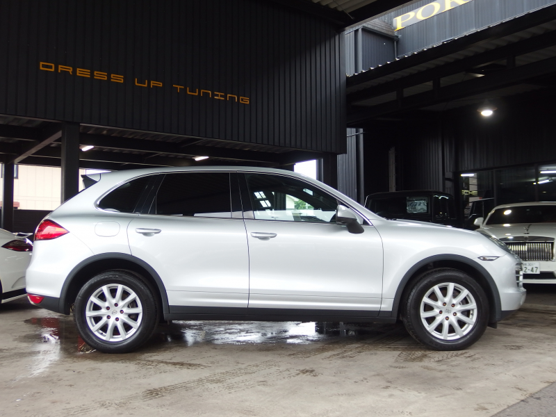 ポルシェ カイエン V6 正規ディーラー車　右ハンドル　レーンチェンジアシスト　シートヒーター  ブラックレザーシート　純正アルミ　純正ナビ・TV 中古車