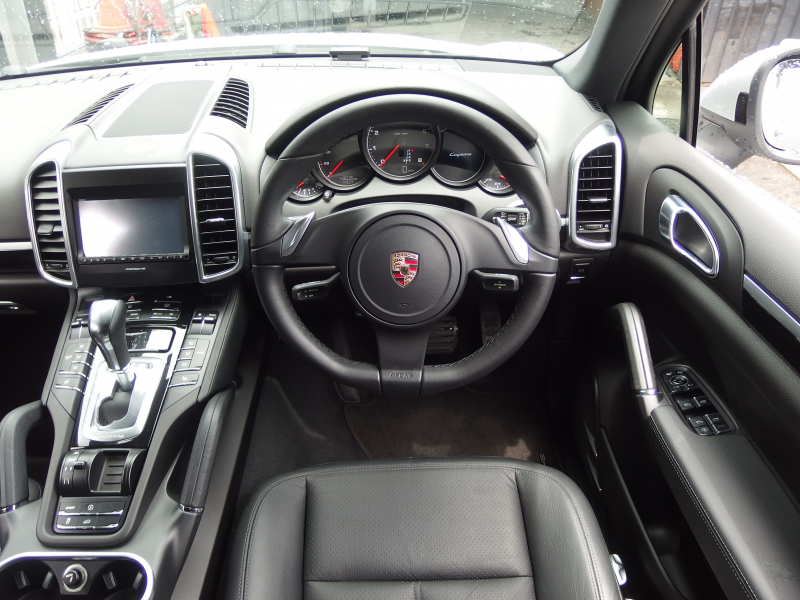 ポルシェ カイエン V6 正規ディーラー車　右ハンドル　レーンチェンジアシスト　シートヒーター  ブラックレザーシート　純正アルミ　純正ナビ・TV 中古車