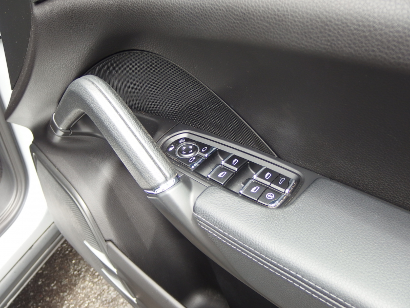 ポルシェ カイエン V6 正規ディーラー車　右ハンドル　レーンチェンジアシスト　シートヒーター  ブラックレザーシート　純正アルミ　純正ナビ・TV 中古車