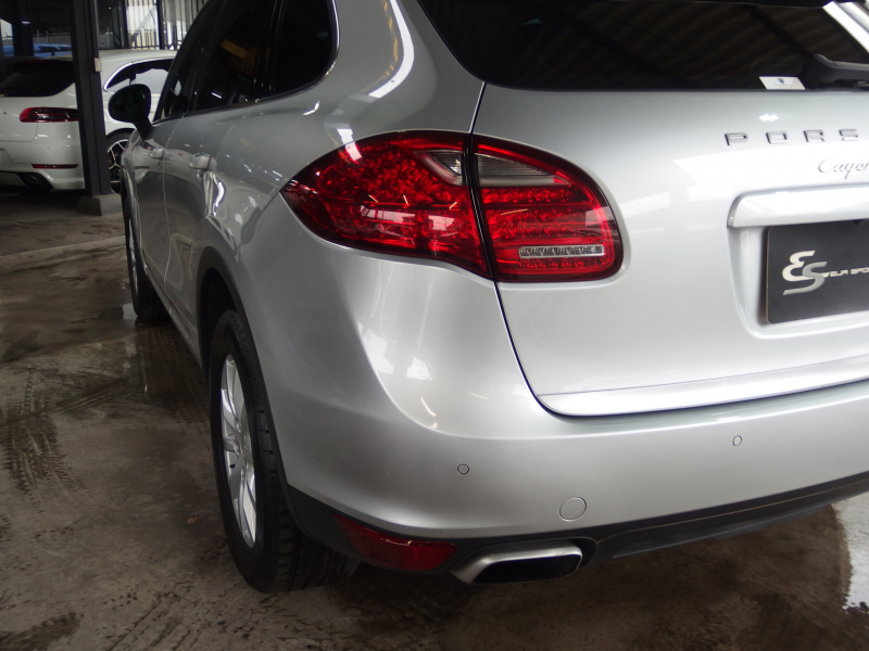 ポルシェ カイエン V6 正規ディーラー車　右ハンドル　レーンチェンジアシスト　シートヒーター  ブラックレザーシート　純正アルミ　純正ナビ・TV 中古車