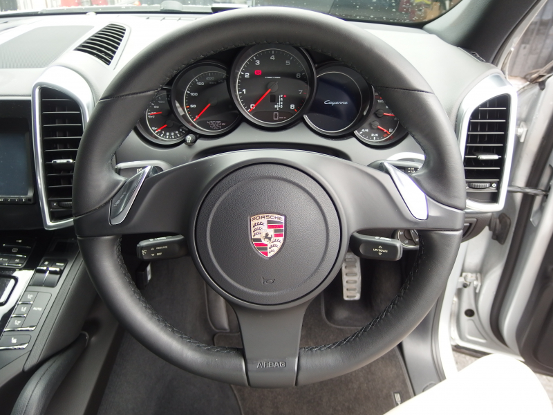 ポルシェ カイエン V6 正規ディーラー車　右ハンドル　レーンチェンジアシスト　シートヒーター  ブラックレザーシート　純正アルミ　純正ナビ・TV 中古車