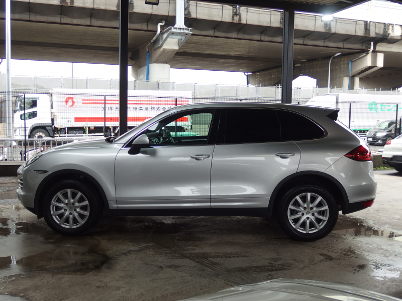 ポルシェ カイエン V6 正規ディーラー車　右ハンドル　レーンチェンジアシスト　シートヒーター  ブラックレザーシート　純正アルミ　純正ナビ・TV 中古車