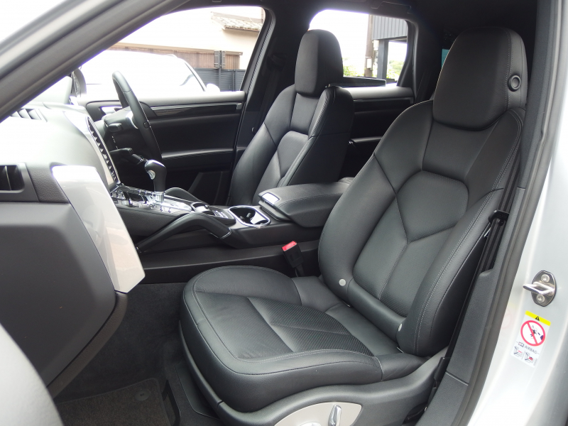 ポルシェ カイエン V6 正規ディーラー車　右ハンドル　レーンチェンジアシスト　シートヒーター  ブラックレザーシート　純正アルミ　純正ナビ・TV 中古車