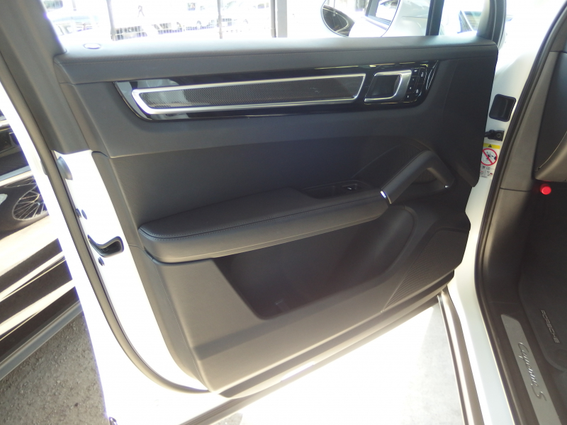 ポルシェ カイエン S スポーツクロノパッケージ　正規ディーラー車　ワンオーナー　パノラマサンルーフ  エアサス　純正21inアルミ　リアアスクルステアリング 中古車