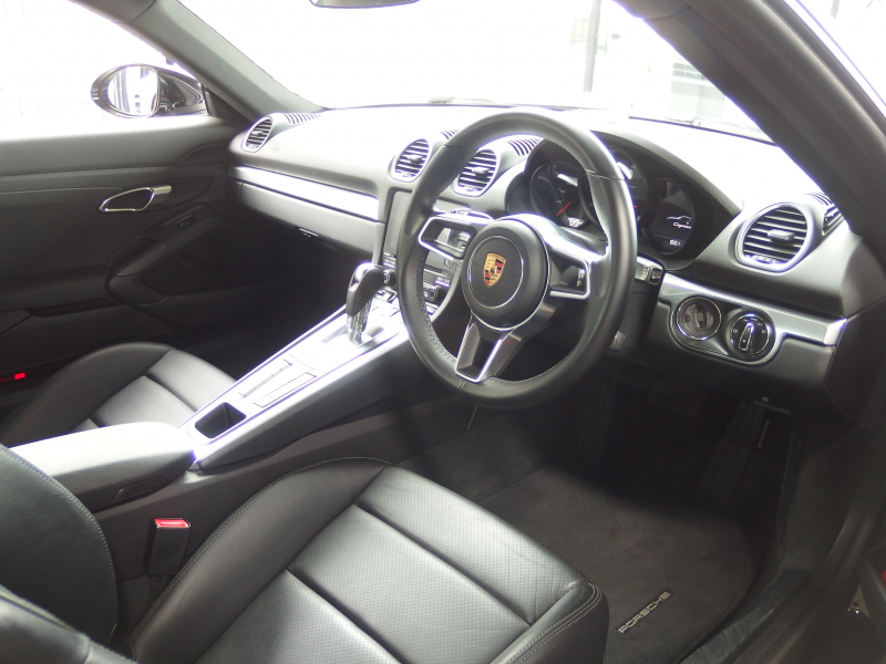 ポルシェ&nbsp;718 ケイマン&nbsp;正規ディーラー車　ブラックレザーシート　純正ナビ　バックカメラ　電動格納ミラー　オートライト  パークトロニック　純正アルミ&nbsp;中古車