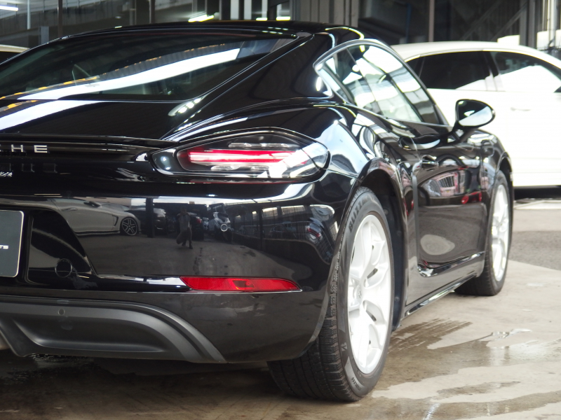 ポルシェ&nbsp;718 ケイマン&nbsp;正規ディーラー車　ブラックレザーシート　純正ナビ　バックカメラ　電動格納ミラー　オートライト  パークトロニック　純正アルミ&nbsp;中古車