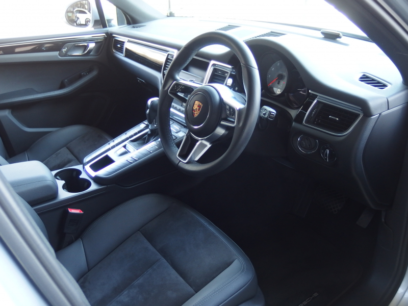 ポルシェ マカン S PDK 正規ディーラー車　右ハンドル　走行2.5万キロ台　Dメモリー付きパワーシート　純正ナビ・TV  バックカメラ 中古車