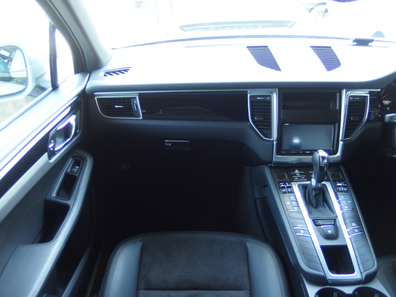 ポルシェ マカン S PDK 正規ディーラー車　右ハンドル　走行2.5万キロ台　Dメモリー付きパワーシート　純正ナビ・TV  バックカメラ 中古車