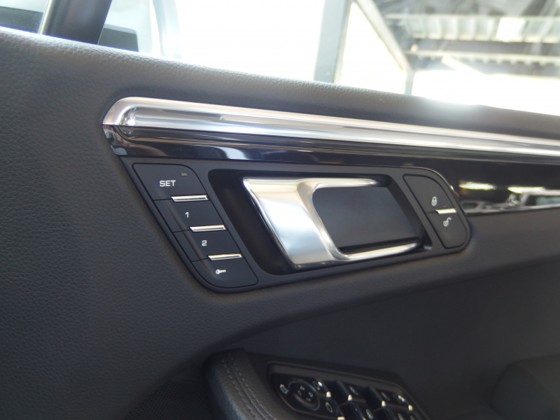 ポルシェ マカン S PDK 正規ディーラー車　右ハンドル　走行2.5万キロ台　Dメモリー付きパワーシート　純正ナビ・TV  バックカメラ 中古車