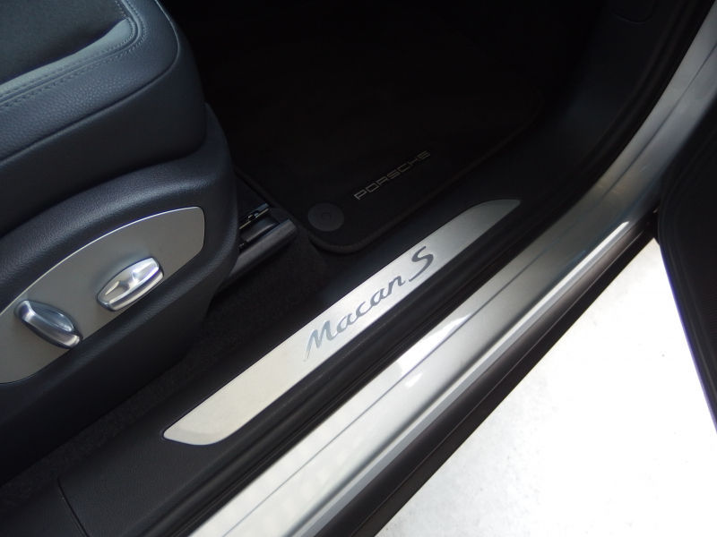 ポルシェ マカン S PDK 正規ディーラー車　右ハンドル　走行2.5万キロ台　Dメモリー付きパワーシート　純正ナビ・TV  バックカメラ 中古車