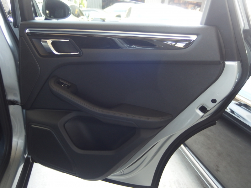 ポルシェ マカン S PDK 正規ディーラー車　右ハンドル　走行2.5万キロ台　Dメモリー付きパワーシート　純正ナビ・TV  バックカメラ 中古車